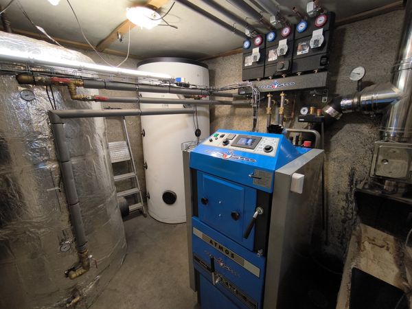 Nově instalovaný modrý kotel Atmos Kombi